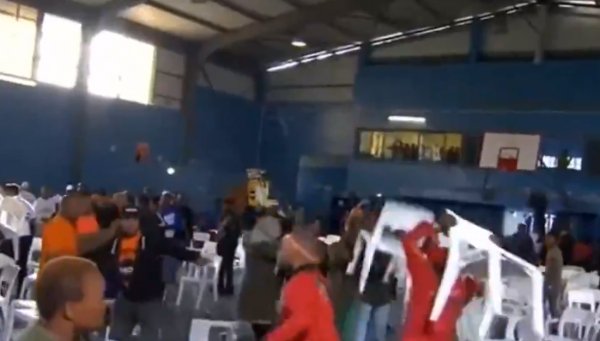 Güney Afrika'da sandalye kavgası