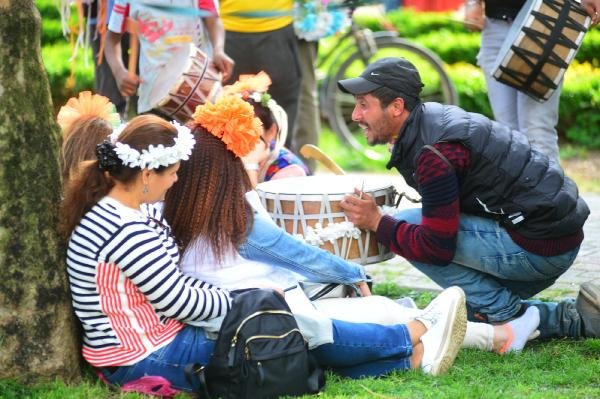 d Adana'daki festivalde davulcu rahatsızlığı