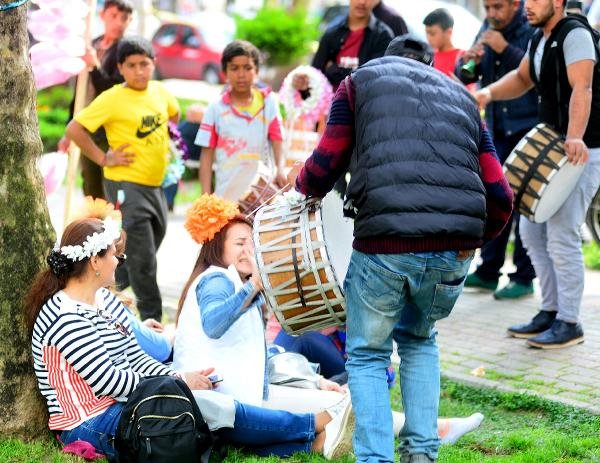 d Adana'daki festivalde davulcu rahatsızlığı