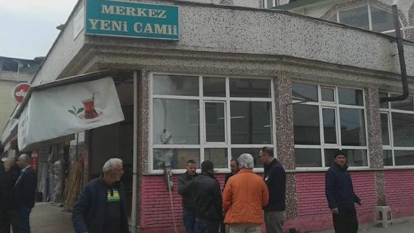 Cami çıkışı boğazından bıçaklanarak öldürüldü