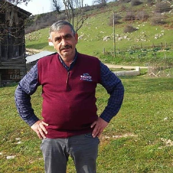 d Cami çıkışı boğazından bıçaklanarak öldürüldü