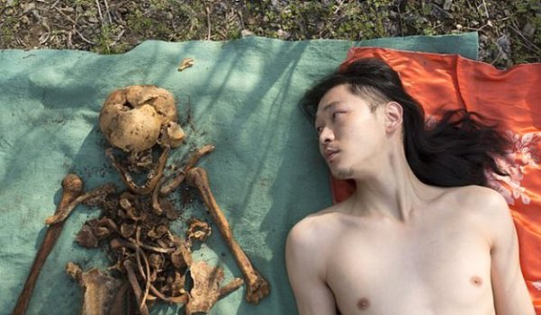 Babasını mezardan çıkarıp poz verdi