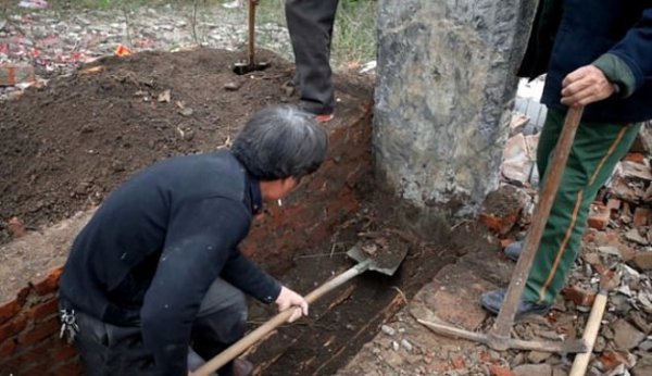 Babasını mezardan çıkarıp poz verdi