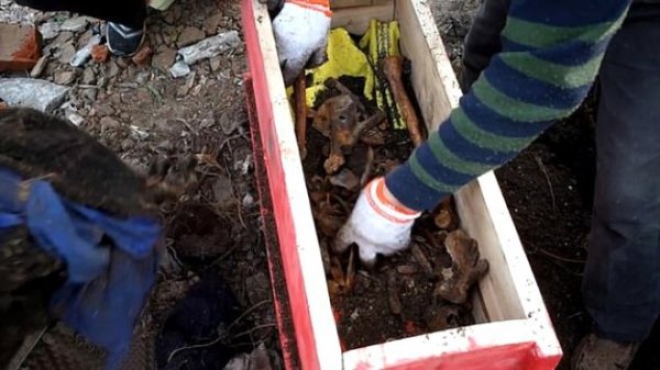 Babasını mezardan çıkarıp poz verdi