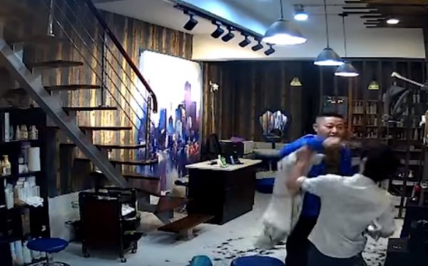 Saçının kesimini beğenmeyen Çinli kuaförü darbetti