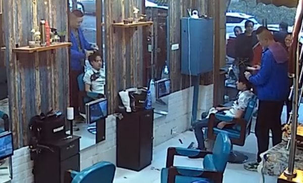 Saçının kesimini beğenmeyen Çinli kuaförü darbetti