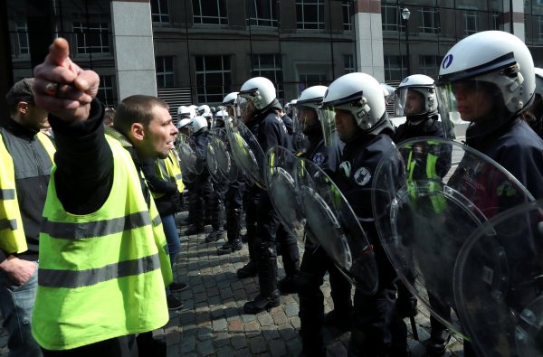 Fransa Cumhurbaşkanı Macron yeni yasayı imzaladı