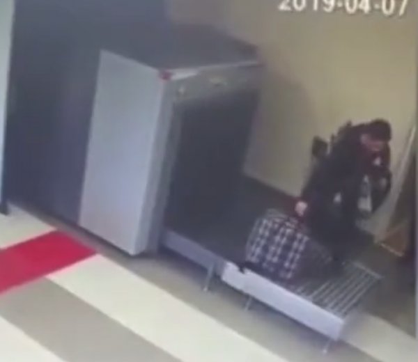 X-ray cihazından bavuluyla geçen adam