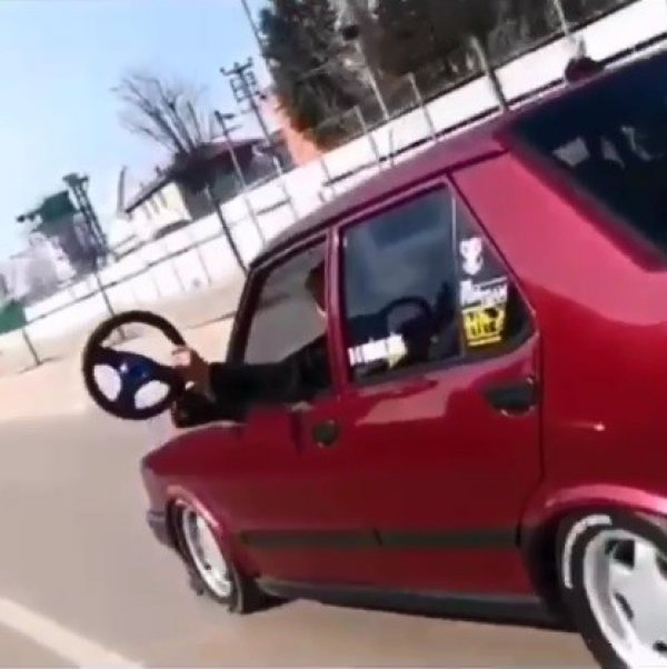 Araç kullanırken direksiyonu söktü