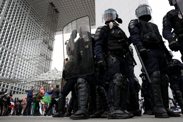 Fransa Cumhurbaşkanı Macron yeni yasayı imzaladı