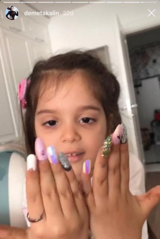 Hira annesi Demet Akalın'a özendi