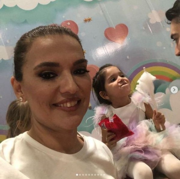 Hira annesi Demet Akalın'a özendi