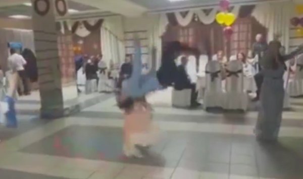 Pistte ters takla atan adam küçük kızın üstüne düştü