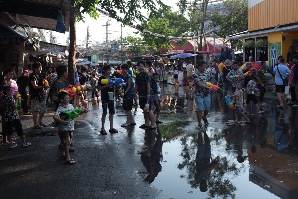 a Tayland'da yeni yıl kutlanıyor