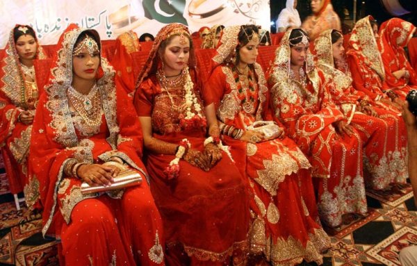 100 çiftin evlendiği Pakistan düğünü