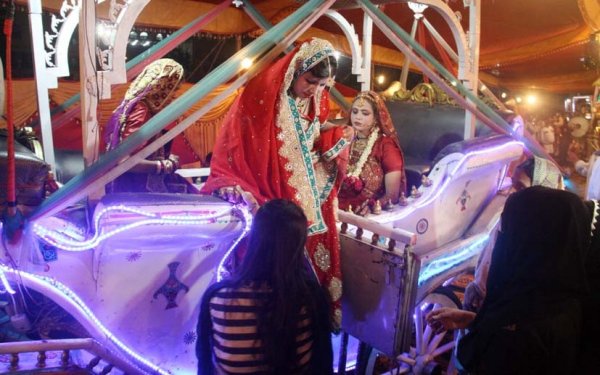 100 çiftin evlendiği Pakistan düğünü