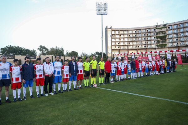 a Suriyeli çocuklar milletvekilleriyle futbol maçı yaptı