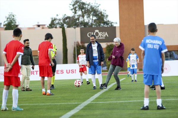 a Suriyeli çocuklar milletvekilleriyle futbol maçı yaptı