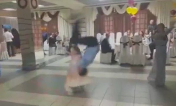 Pistte ters takla atan adam küçük kızın üstüne düştü