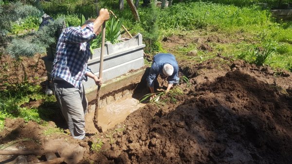 i Şiddetli yağış mezarları vurdu
