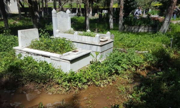 i Şiddetli yağış mezarları vurdu