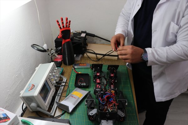 a Liseliler insansı robot tasarladı