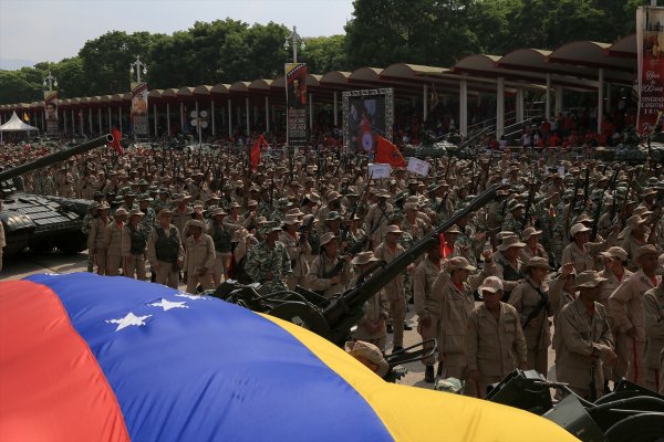 a Venezuela'da Maduro'nun gövde gösterisi