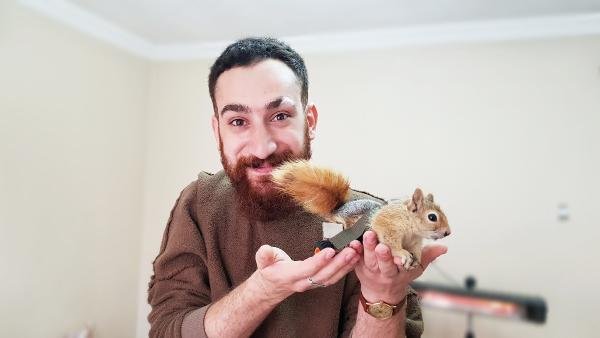 d İki ayağı felç olan sincap için yürüteç yaptı