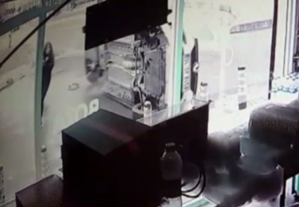 Takla atan otomobilden saniyelerle kurtuldu