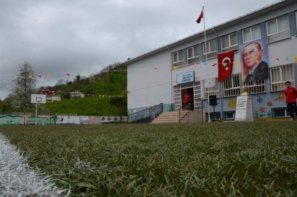 i Okulun bahçesi halı saha çimiyle kaplandı