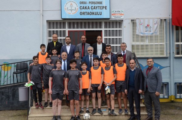 i Okulun bahçesi halı saha çimiyle kaplandı