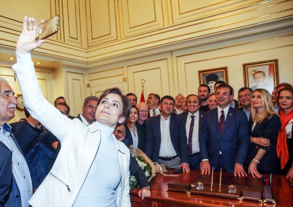 CHP’den İBB binasında selfie'yle kutlama