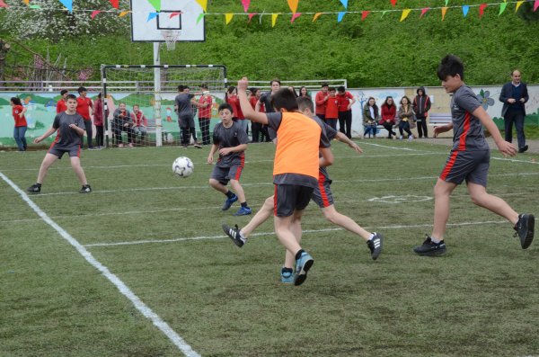 i Okulun bahçesi halı saha çimiyle kaplandı