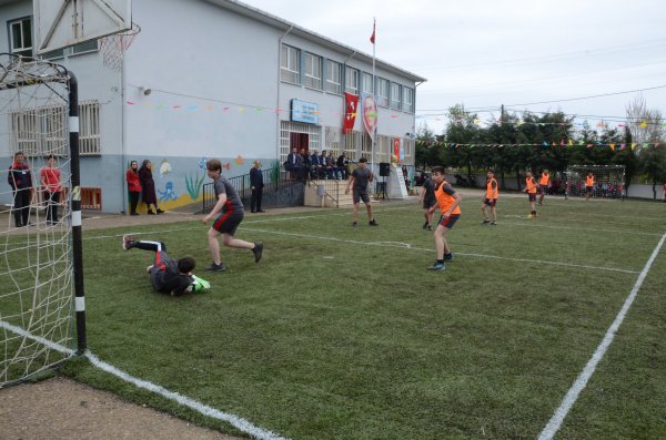 i Okulun bahçesi halı saha çimiyle kaplandı