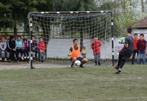 i Okulun bahçesi halı saha çimiyle kaplandı