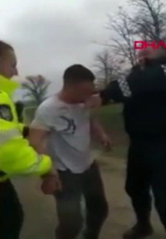 Gözaltına almaya çalışan polisi ısırdı