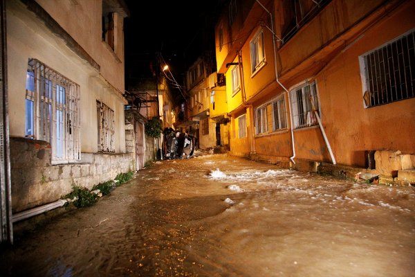 Hatay'da sağanak yağış hayatı felç etti