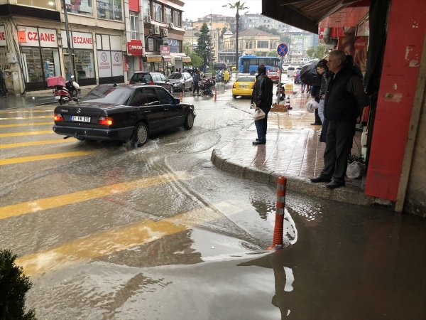 Hatay'da sağanak yağış hayatı felç etti