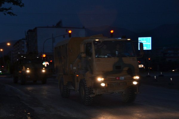 Suriye sınırına askeri sevkiyat devam ediyor