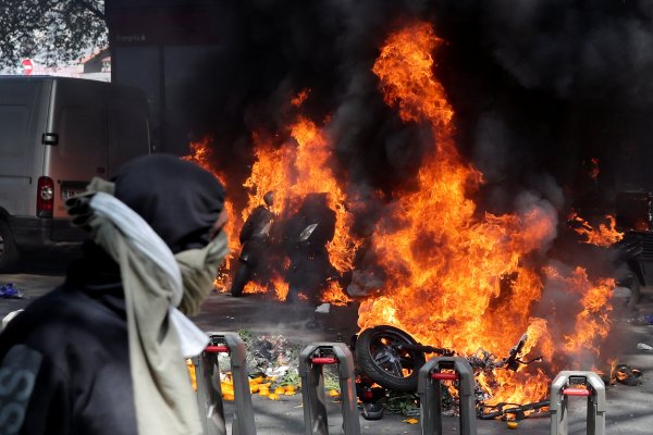 Fransa'da Sarı Yelekliler'in gösterisi devam ediyor
