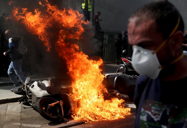 Fransa'da Sarı Yelekliler'in gösterisi devam ediyor