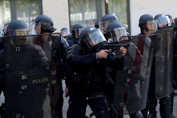 Fransa'da Sarı Yelekliler'in gösterisi devam ediyor