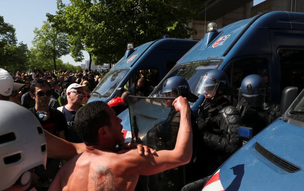 Fransa'da Sarı Yelekliler'in gösterisi devam ediyor