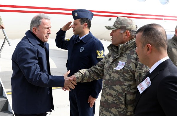 Milli Savunma Bakanı Akar sınırda