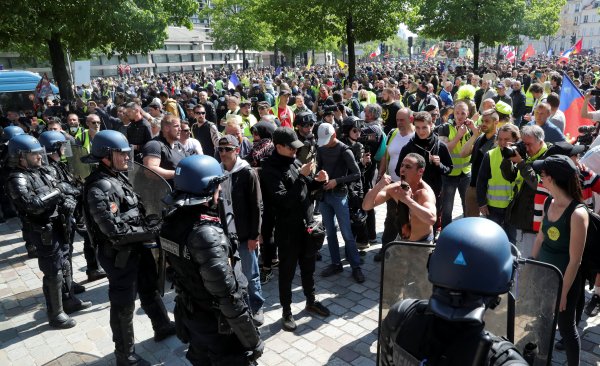 Fransa'da Sarı Yelekliler'in gösterisi devam ediyor