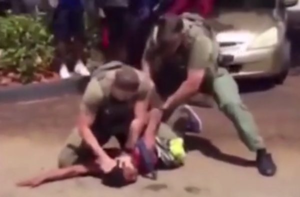 ABD polisinin öğrenciye uyguladığı şiddetin görüntüleri
