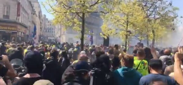 Paris'te ihtilal sloganları