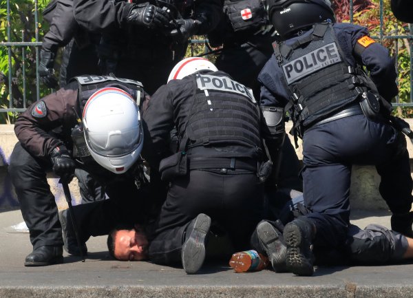 Fransa'da Sarı Yelekliler'in gösterisi devam ediyor