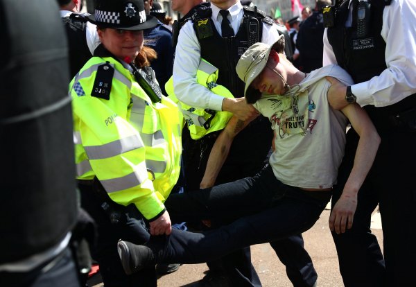 Fransa ve İngiltere'de aynı anda eylemler devam ediyor