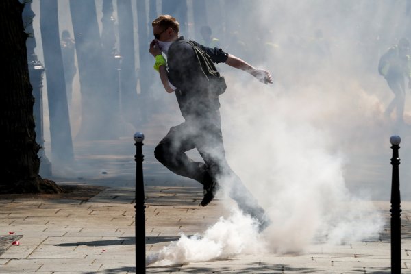 Fransa'da Sarı Yelekliler'in gösterisi devam ediyor